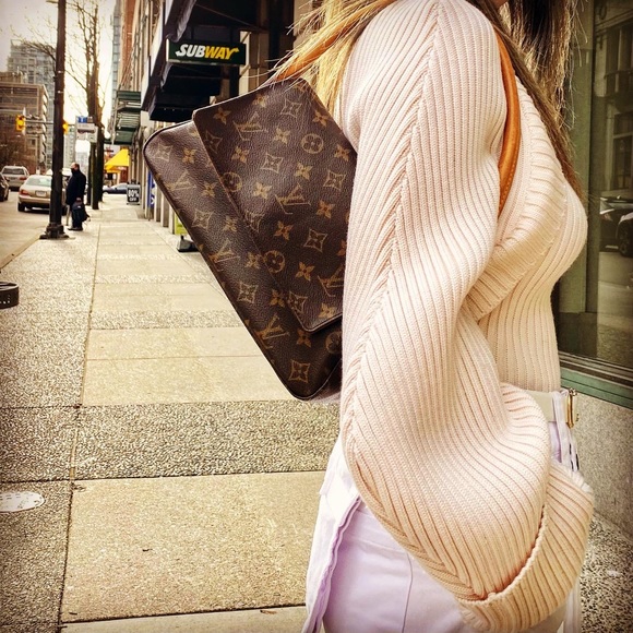 Louis Vuitton Handbags - LOUIS VUITTON Looping bag